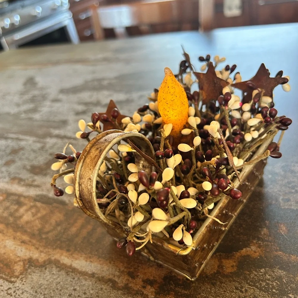 Primitive Grubby Lighted Candle Holder Burgundy Pip Berries Rusty Stars EUC - Picture 4 of 7